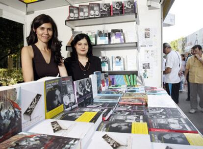 Las dos responsables de la editorial Veintisiete Letras, María Moreno y Viviana Paletta, en su caseta de la Feria del Libro.