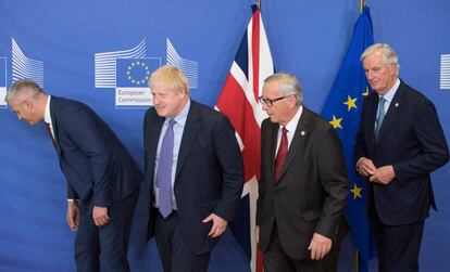 Desde la izquierda, Stephen Barclay, encargado británico del Brexit; Johnson, Juncker y Barnier, en Bruselas.