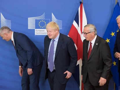 Desde la izquierda, Stephen Barclay, encargado británico del Brexit; Johnson, Juncker y Barnier, en Bruselas.