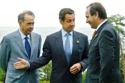 De izquierda a derecha, Giuseppe Pisanu, Nicolas Sarkozy y José Antonio Alonso, en Evian.