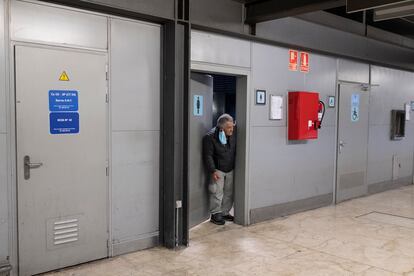 Manuel, de 74 años, saliendo del baño de uno de los pasillos de la terminal 4 del aeropuerto de Barajas.