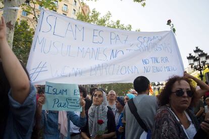 Barcelona - Mujeres musulmanas se manifiestan con una pancarta que reza: Islam es paz. Manifestaci&oacute;n contra el terrorismo &#039;No tinc por&#039;. 