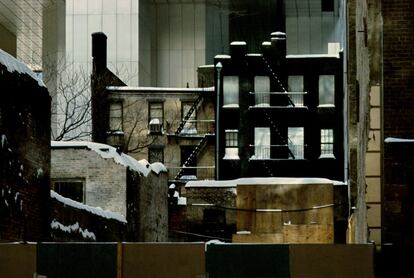 NY, USA , 1983, Calle 55. Edificio clausurado.