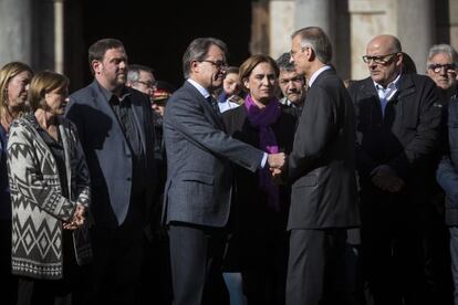 Artur Mas saluda el cònsol de França a Barcelona, ahir després del minut de silenci a la plaça Sant Jaume pels atemptats de París.