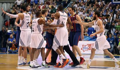 Tomic y Slaughter se encaran durante el partido