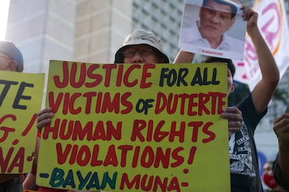 Manifestantes protestan contra el expresidente Duterte en Ciudad Quezon (Filipinas), este martes. 