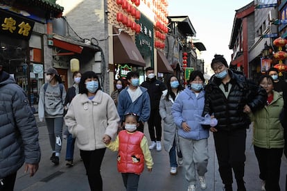 Grupos de gente pasean por una calle de Pekín el sábado 13 de noviembre