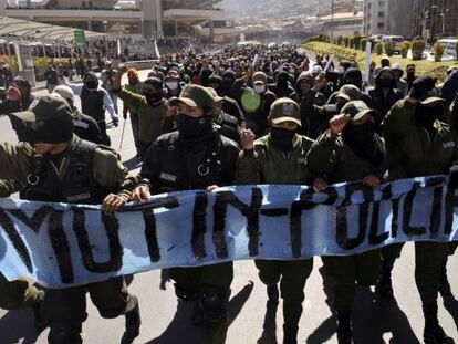 Policías se manifiestan por las calles de La Paz.