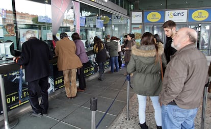 Con esta iniciativa, la Federación de Cines (FECE), los productores españoles (FAPAE), los distribuidores (Fedecine) y el Instituto de Cinematografía y Artes Audiovisuales (ICAA) pretenden destacar la importancia de celebrar el cine, de dar las gracias al público por responder a las convocatorias y por "consumir cine legalmente". En la imagen, taquillas en un cine de Madrid.