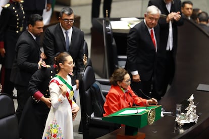 Momento donde le colocan la banda presidencial a Claudia Sheinbaum Pardo como Presidenta de los Estados Unidos Mexicanos, este 1 de octubre de 2024. 