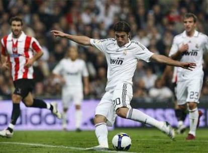 Higuaín remata con la zurda, su pierna mala, el primero de los dos goles que marcó ayer al Athletic.