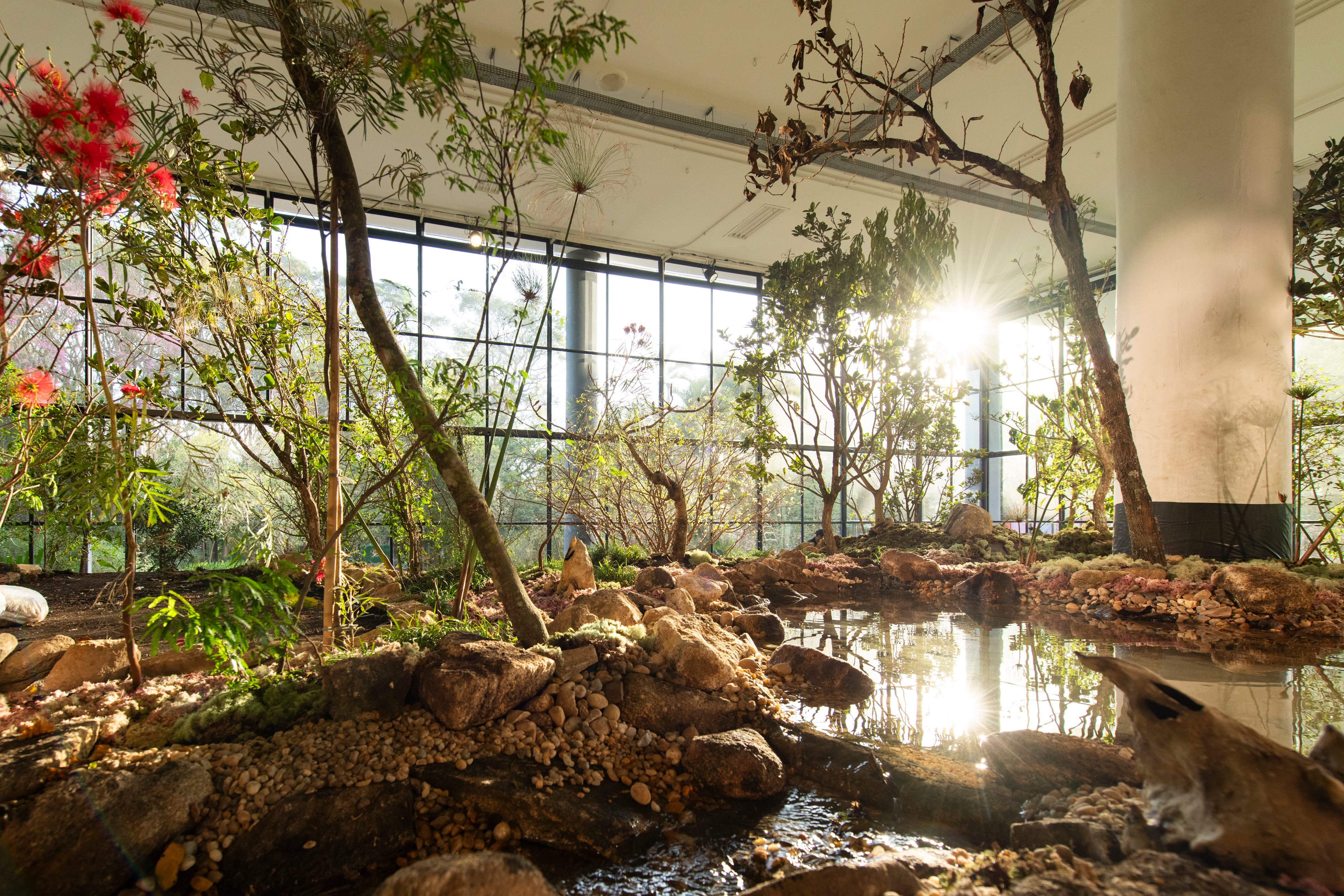 'Sun of Consciousness' (2025), el terreno artificial de la artista nigeriana-estadounidense Precious Okoyomon que da la bienvenida al visitante en la nueva edición de la Bienal de São Paulo.