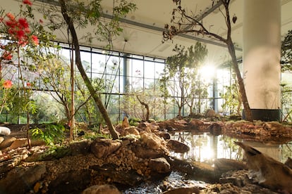 'Sun of Consciousness' (2025), el terreno artificial de la artista nigeriana-estadounidense Precious Okoyomon que da la bienvenida al visitante en la nueva edición de la Bienal de São Paulo.