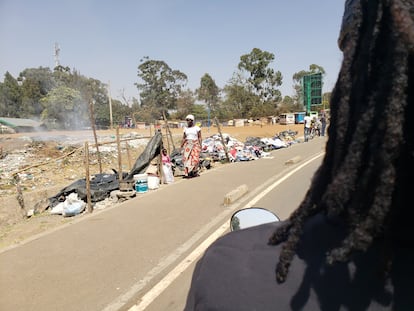 Faith Asibwa conduce su 'boda-boda' por Kibera, el asentamiento informal más grande de Nairobi, Kenia.