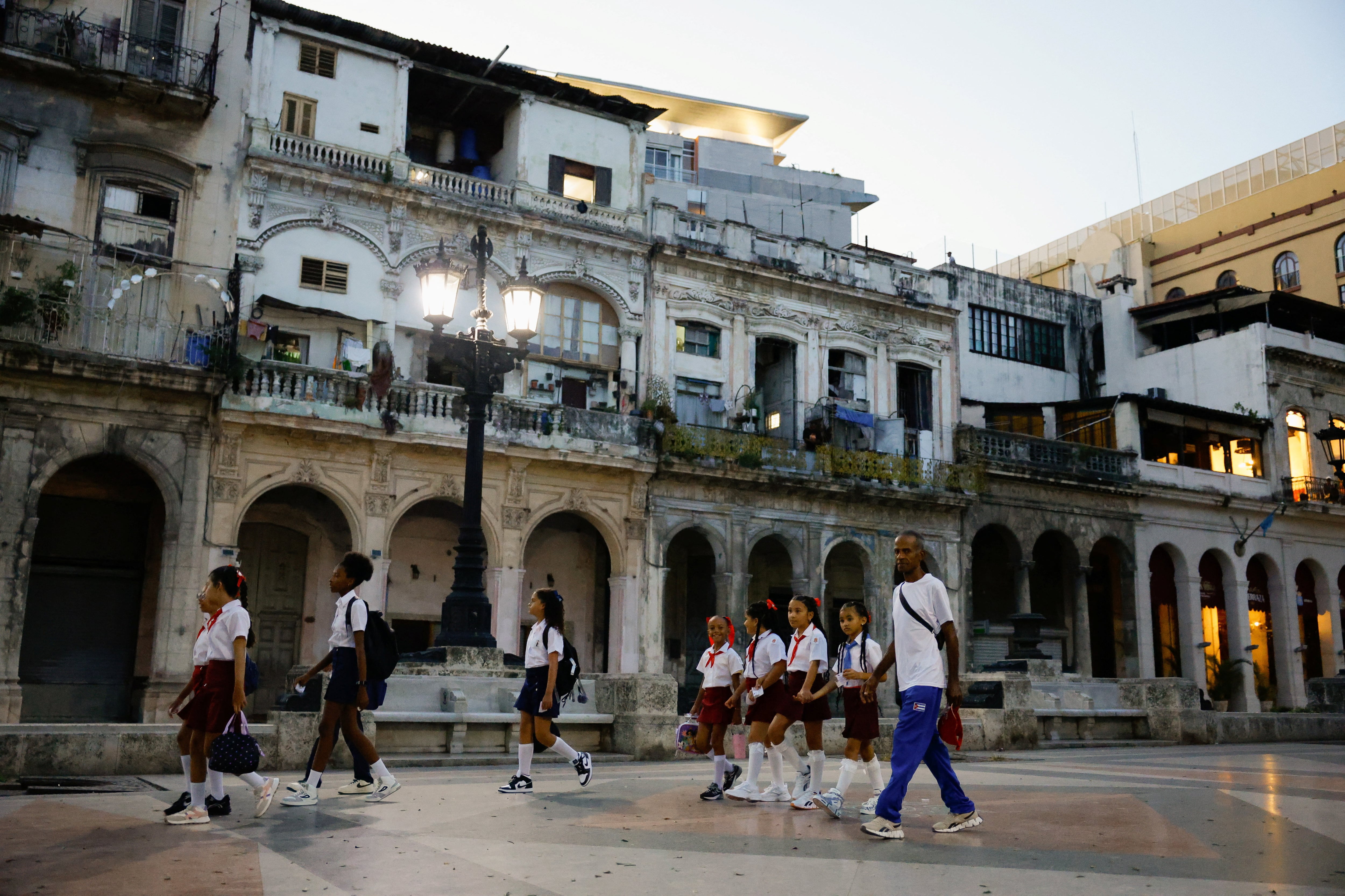 Estudiar en Cuba en medio de su peor crisis: sin uniformes ni maestros y llevando lámparas recargables