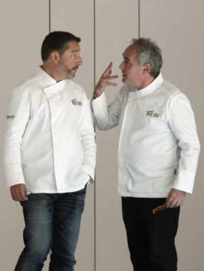 Los cocineros Ferrán Adriá y, a la izquierda, Joan Roca, conversan tras la reunión del consejo asesor del Basque Culinary Center de San Sebastián.