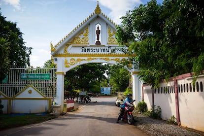 Entrada del monasterio Phra Bat Nam Pu de la provincia de Lopburi, a 150 kilómetros de Bangkok. Este centro da refugio y cuidados sanitarios a enfermos de VIH que han sido, en muchos casos, abandonados por sus familias y estigmatizados por la sociedad.