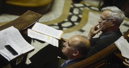 El alcalde de Valencia, Joan Rib&oacute;, y el primer teniente de alcalde, Joan Calabuig, en un pleno del Ayuntamiento. 