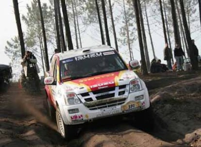 Albert Llovera prueba el coche con el que compite en el Dakar.