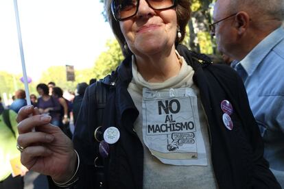 Una manifestante con una viñeta del humorista Forges prendida en su jersey durante la marcha en contra de la violencia de genero.