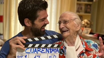 Miguel Ángel Muñoz y su 'tata' Luisa, durante la grabación de uno de los episodios de 'Cuarentata'.