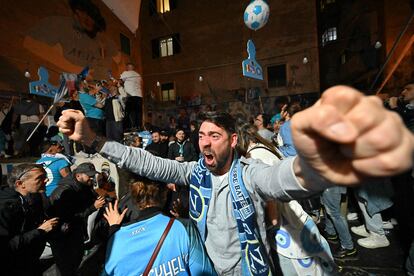 Un aficionado del Nápoles celebraba el empate que le daba a su equipo el título. 