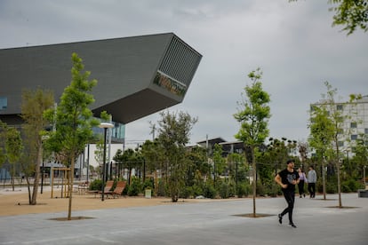 Una persona practica deporte en el nuevo parque de las Glòries de Barcelona.