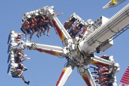 El Parque Etxebarria es escenario estos días de trepidantes jornadas de diversión para todos. Hay un total de 72 barracas que estarán abiertas hasta el 5 de septiembre. Los clásicos se mezclan con atracciones más modernas.