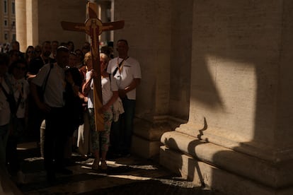 Peregrinos llegan a la Basílica de San Pedro, en el Vaticano, el 6 de mayo de 2025.