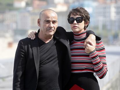 Eduard Fernández y su hija Greta Fernández, en el photocall de la película 'La hija de un ladrón', este miércoles.