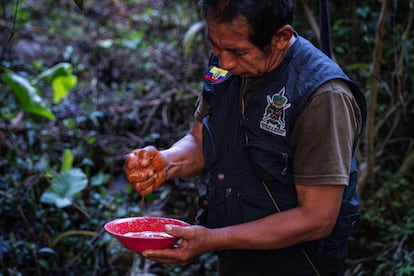 El taita, ?ngel Efren Quenama, prepara el brebaje a base de la corteza de yoco en la madrugada antes de salir al patrullaje.