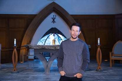 Mark Wahlberg, que estipula en sus contratos pausas periódicas para rezar, visitando una iglesia de Montana. 