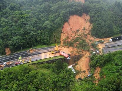 An aerial view shows a landslide in BR-376 federal road after heavy rains in Guaratuba, in Parana state, Brazil, November 29, 2022. Corpo de Bombeiros Militar de Santa Catarina/Handout via REUTERS   ATTENTION EDITORS - THIS IMAGE HAS BEEN SUPPLIED BY A THIRD PARTY. NO RESALES. NO ARCHIVES