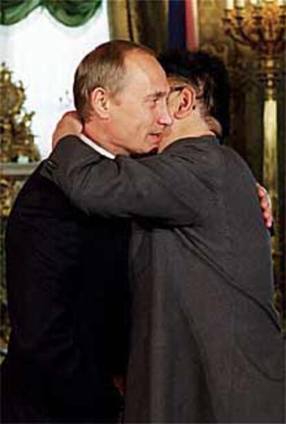 Vladimir Putin y Kim Jong-il se abrazan su encuentro en Moscú.