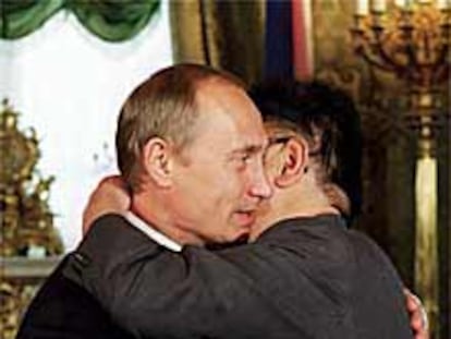 Vladimir Putin y Kim Jong-il se abrazan su encuentro en Moscú.