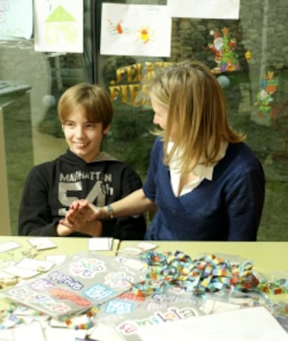 Jeannie Pascual, fundadora de Amibola, con un alumno de la escuela de Aleph-Tea.