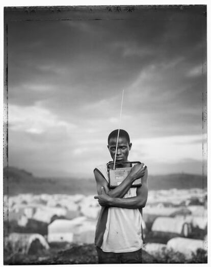 Esta foto, <i>República Democrática del Congo, 2008</i>, pertenece a la serie ganadora del Premio Deutsche Börse 2011 de fotografía. En ella se ve a un hombre con una radio, la única posesión que pudo llevarse cuando escapó de un ataque rebelde en su pueblo. Ahora vive en un campo de refugiados con otras 60.000 personas.(© JIM GOLDBERG / MAGNUM PHOTOS).