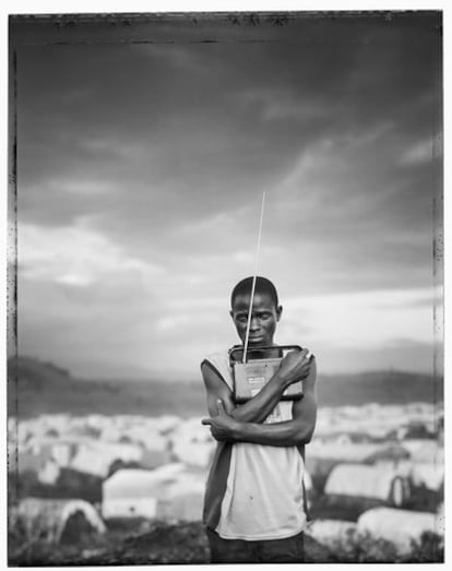 Esta foto, <i>República Democrática del Congo, 2008</i>, pertenece a la serie ganadora del Premio Deutsche Börse 2011 de fotografía. En ella se ve a un hombre con una radio, la única posesión que pudo llevarse cuando escapó de un ataque rebelde en su pueblo. Ahora vive en un campo de refugiados con otras 60.000 personas.(© JIM GOLDBERG / MAGNUM PHOTOS).