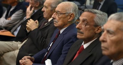 El dictador argentino, Jorge Videla, es juzgado por crímenes de guerra.