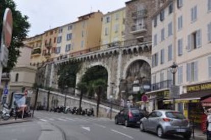 Una de las empinadas calles que conducen a Le Suquet, la zona más alta de la ciudad.