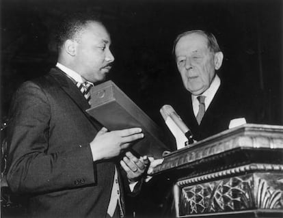 Martin Luther King recibe el Premio Nobel de la Paz en Oslo en 1964.
