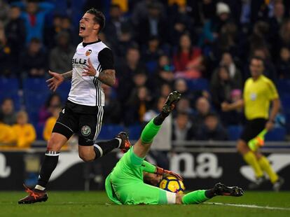 Santi Mina celebra la consecució del segon gol a Cornellà.