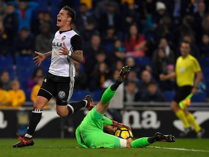 Santi Mina celebra la consecución del segundo gol en Cornellà.