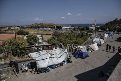 Las tiendas de campaña se acumulan en el aparcamiento de un supermercado en la capital de la isla griega. Desde que se incendió el campo de Moria, donde malvivían 13.000 personas, los refugiados han empezado a protestar y manifestarse contra las autoridades de la isla.