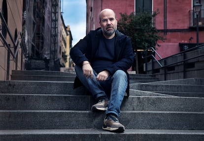 Javier Peña, periodista y escritor, en la plaza de las Comendadoras en Madrid.