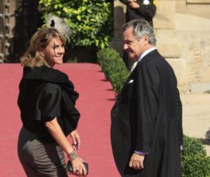 Dolores de Cospedal y su esposo, en una boda en Toledo en 2010.