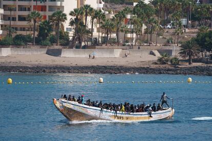 Un cayuco con 120 personas llega al puerto de Los Cristianos (Tenerife).