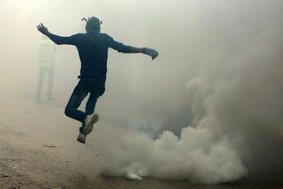 Las fuerzas de seguridad israelíes utilizan gases lacrimógenos durante los enfrentamientos con los manifestantes palestinos que protestan por la expropiación de tierras en Kfar Qaddum, cerca de Nablus, en Cisjordania.