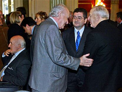 Arzalluz saluda a Txema Montero y Alec Reid, ayer en la entrega de los Premios Sabino Arana.