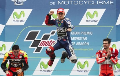 Jorge Lorenzo celebra la victoria junto a Aleix Espargaró, segundo, y Cal Crutchlow, tercero